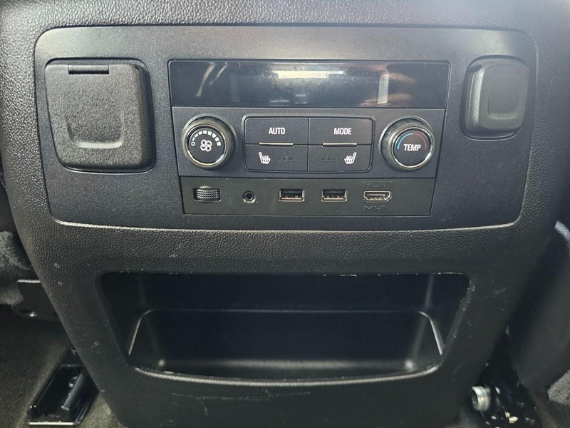 GMC Yukon Vehicle Full-screen Gallery Image 24
