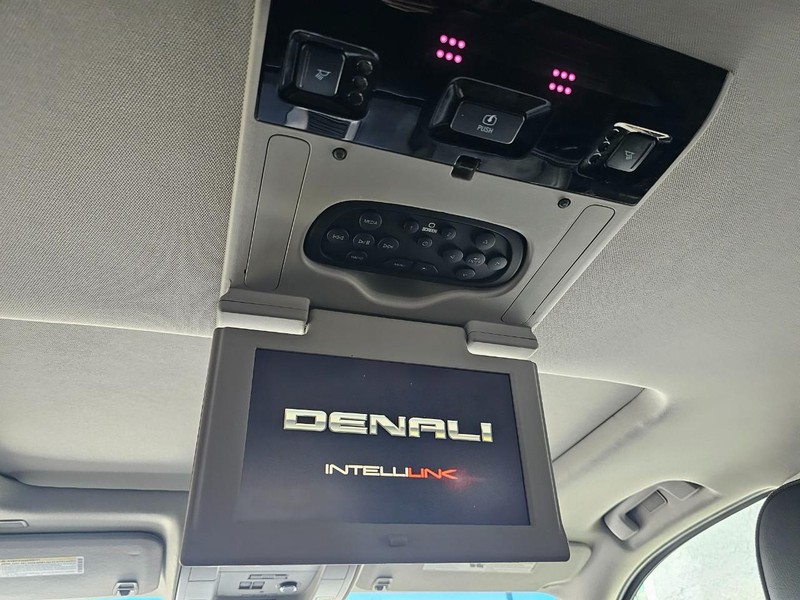 GMC Yukon Vehicle Full-screen Gallery Image 25