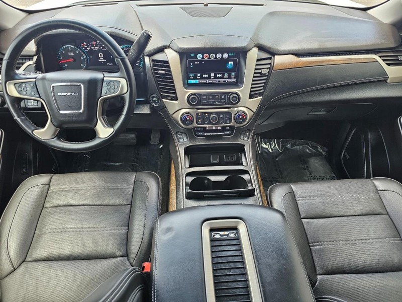 GMC Yukon Vehicle Full-screen Gallery Image 27