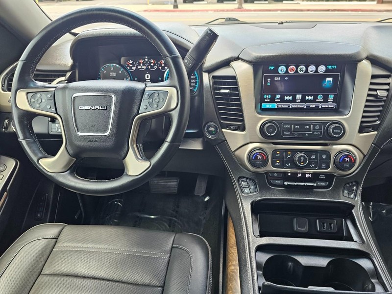 GMC Yukon Vehicle Full-screen Gallery Image 28