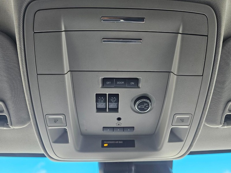 GMC Yukon Vehicle Full-screen Gallery Image 35