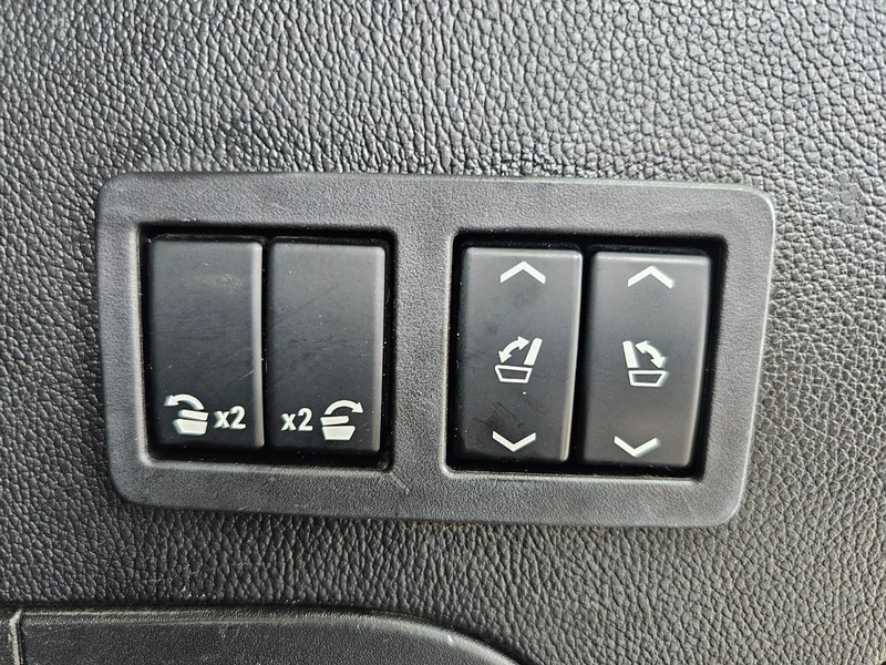 GMC Yukon Vehicle Full-screen Gallery Image 40