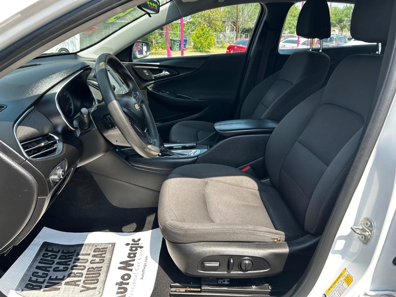 Chevrolet Malibu Vehicle Full-screen Gallery Image 5