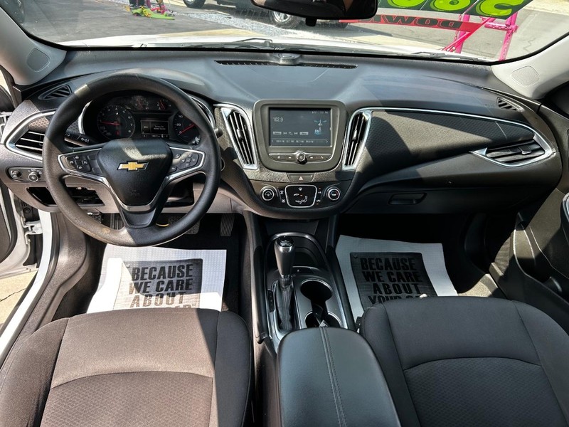 Chevrolet Malibu Vehicle Full-screen Gallery Image 7