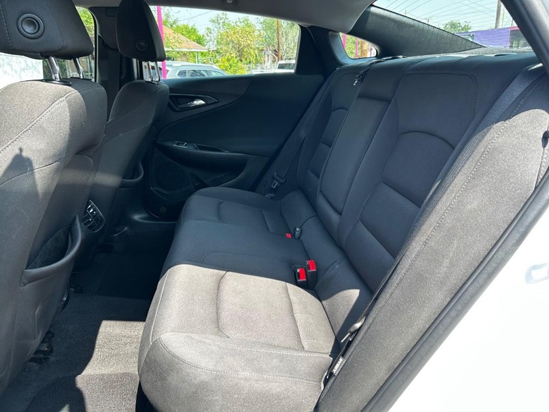 Chevrolet Malibu Vehicle Full-screen Gallery Image 9