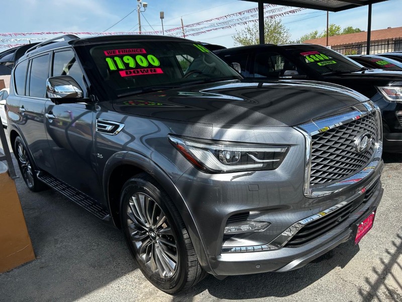 INFINITI QX80 Vehicle Full-screen Gallery Image 3