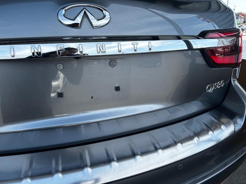 INFINITI QX80 Vehicle Full-screen Gallery Image 6