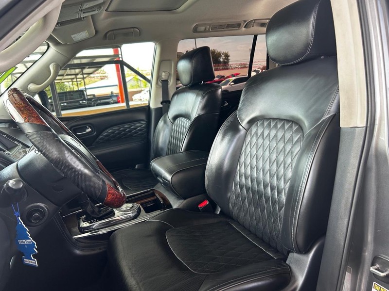 INFINITI QX80 Vehicle Full-screen Gallery Image 9