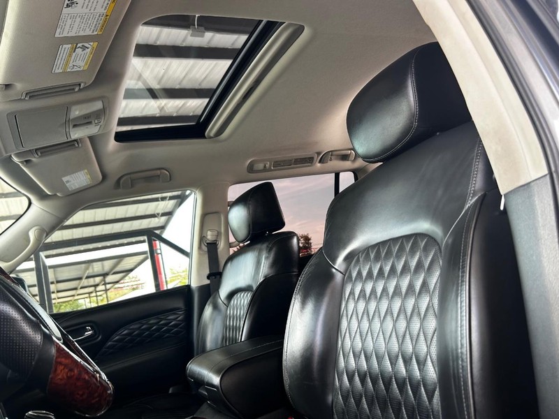 INFINITI QX80 Vehicle Full-screen Gallery Image 10