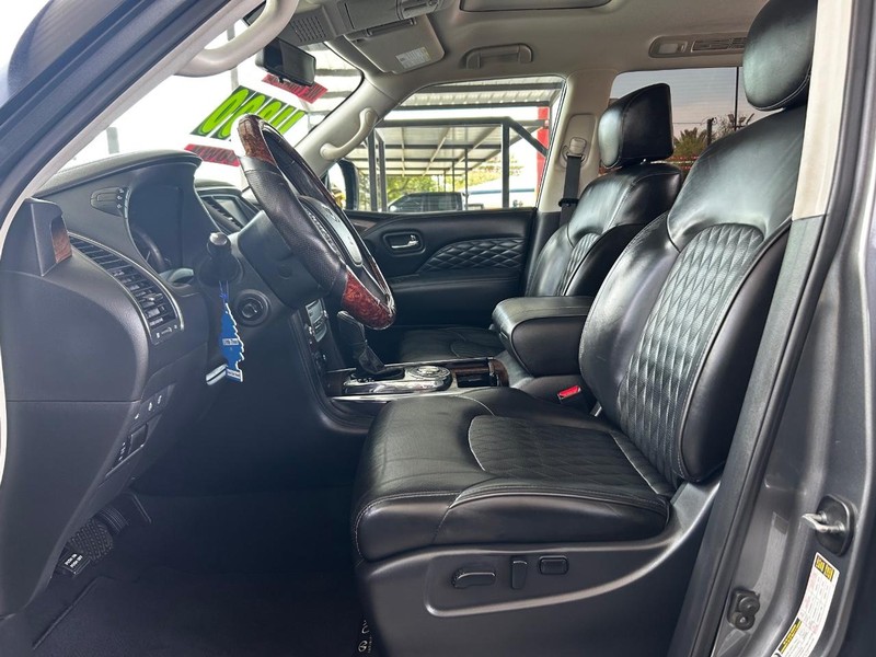 INFINITI QX80 Vehicle Full-screen Gallery Image 11