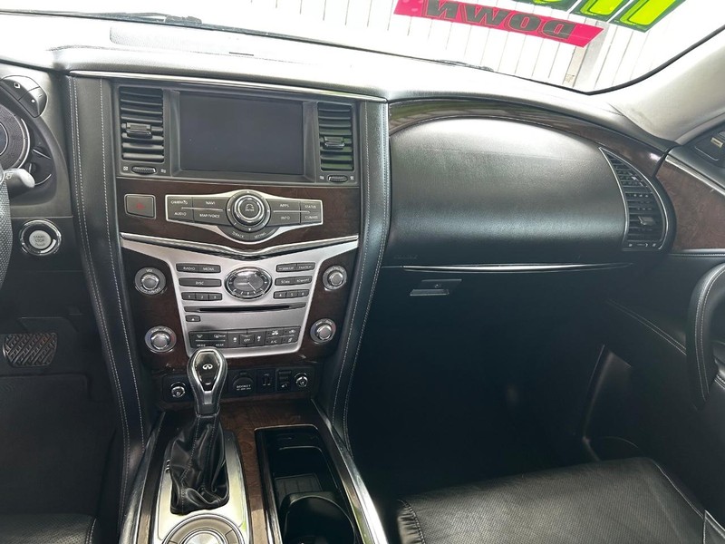 INFINITI QX80 Vehicle Full-screen Gallery Image 14
