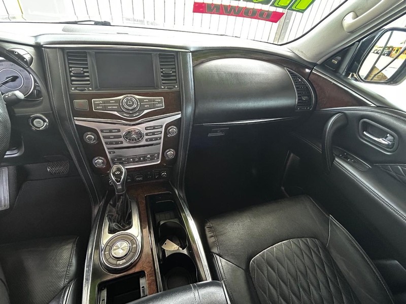 INFINITI QX80 Vehicle Full-screen Gallery Image 15