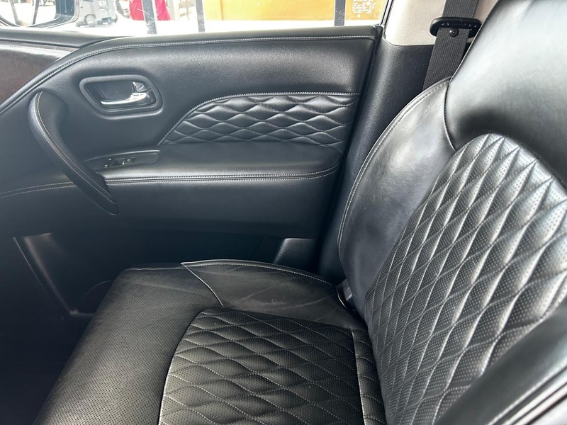 INFINITI QX80 Vehicle Full-screen Gallery Image 16