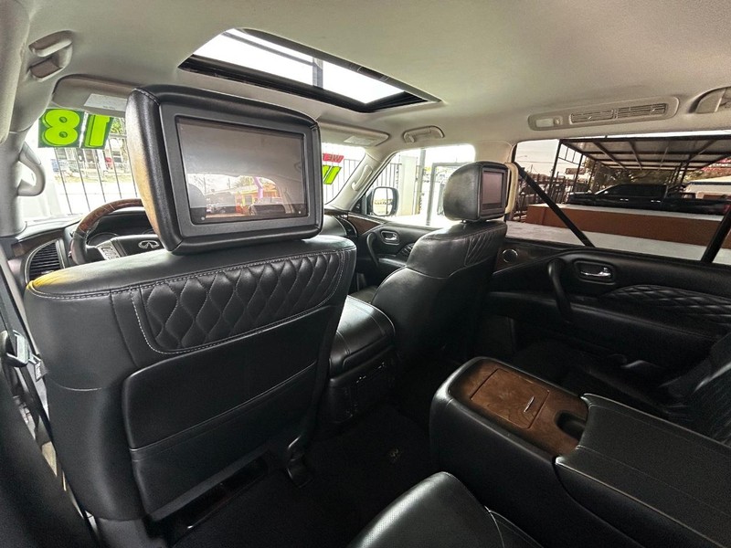 INFINITI QX80 Vehicle Full-screen Gallery Image 17