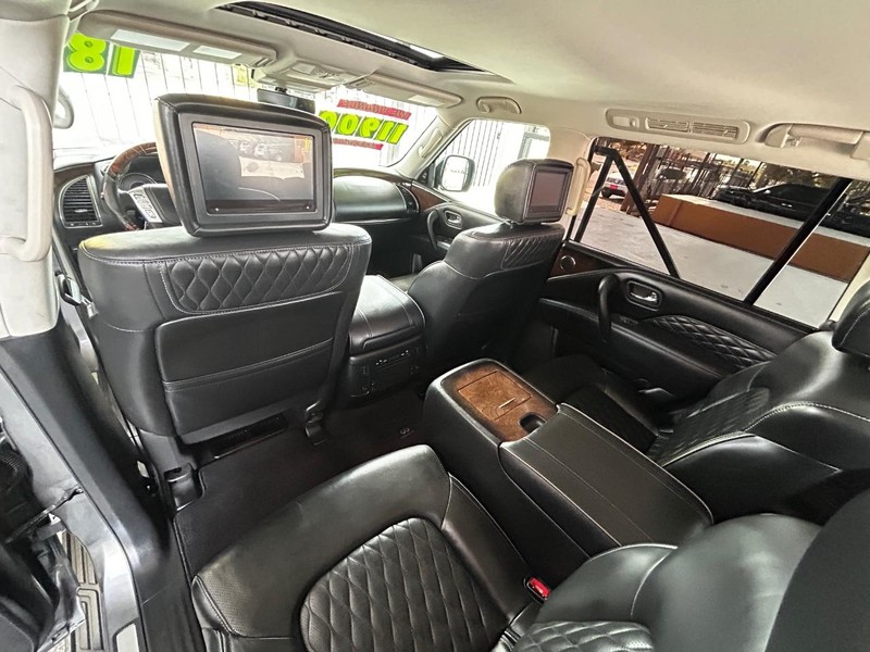 INFINITI QX80 Vehicle Full-screen Gallery Image 18