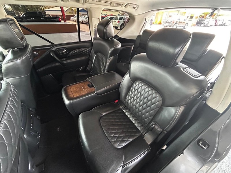 INFINITI QX80 Vehicle Full-screen Gallery Image 19