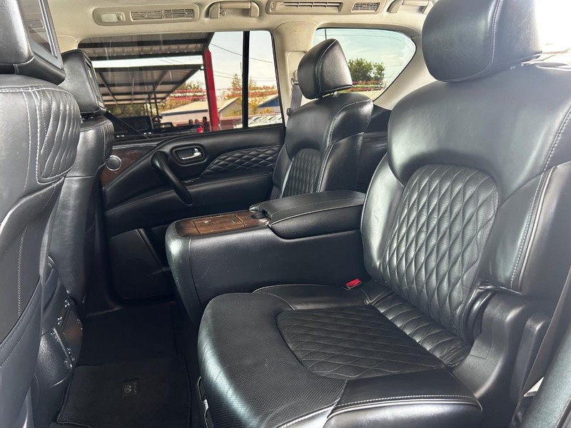 INFINITI QX80 Vehicle Full-screen Gallery Image 20