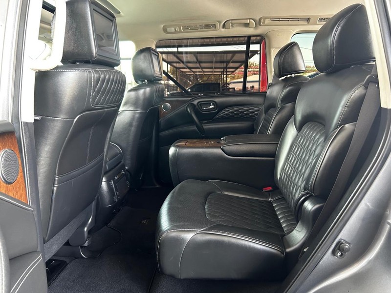 INFINITI QX80 Vehicle Full-screen Gallery Image 21