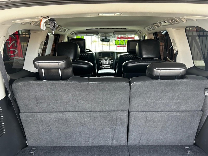 INFINITI QX80 Vehicle Full-screen Gallery Image 23