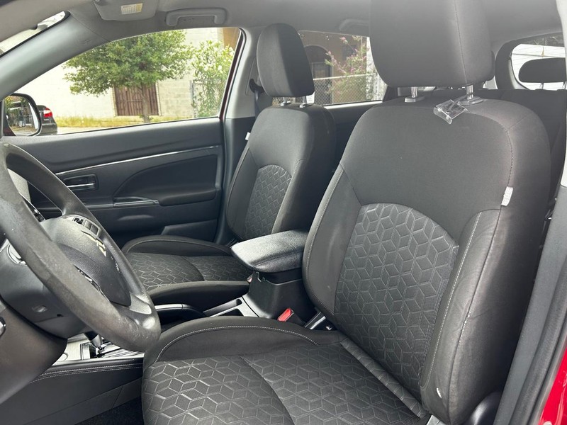 Mitsubishi Outlander Sport Vehicle Full-screen Gallery Image 7