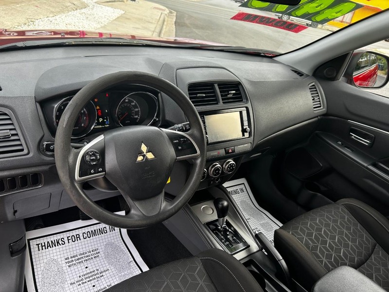 Mitsubishi Outlander Sport Vehicle Full-screen Gallery Image 8