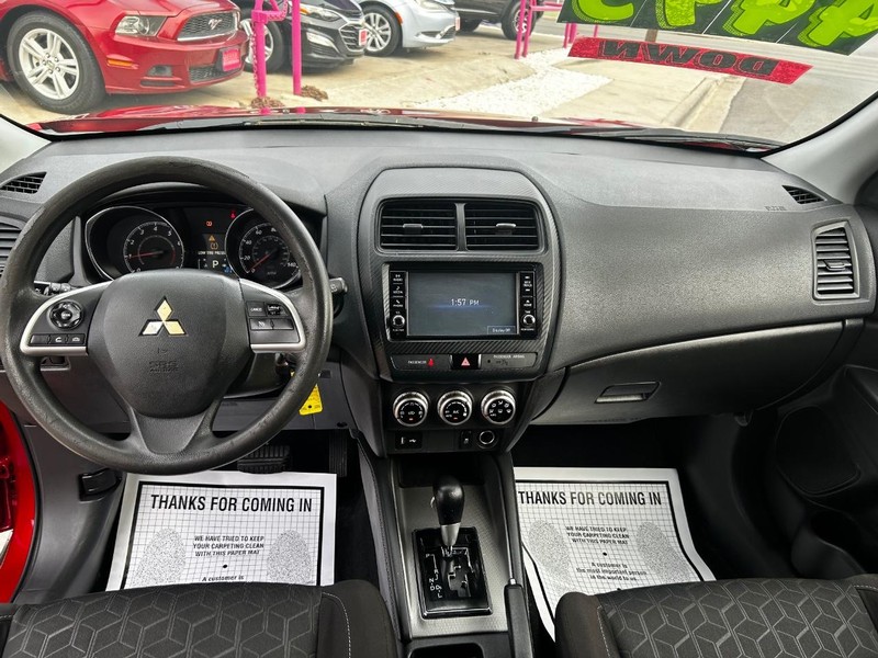 Mitsubishi Outlander Sport Vehicle Full-screen Gallery Image 9