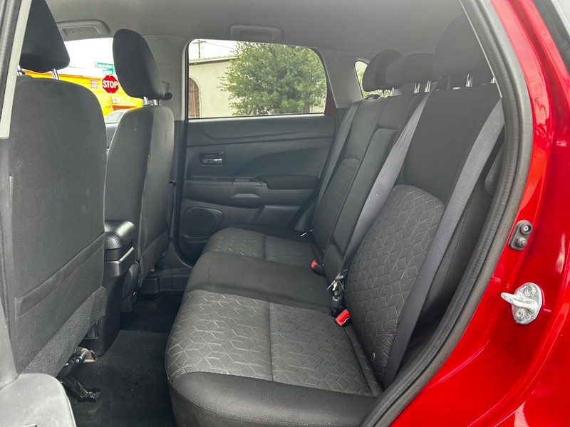 Mitsubishi Outlander Sport Vehicle Full-screen Gallery Image 11