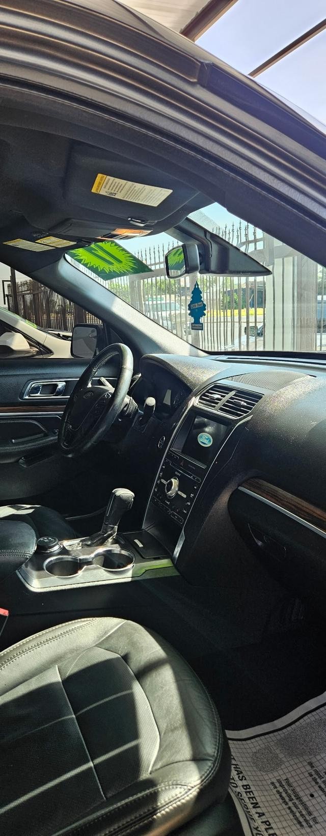 Ford Explorer Vehicle Full-screen Gallery Image 7