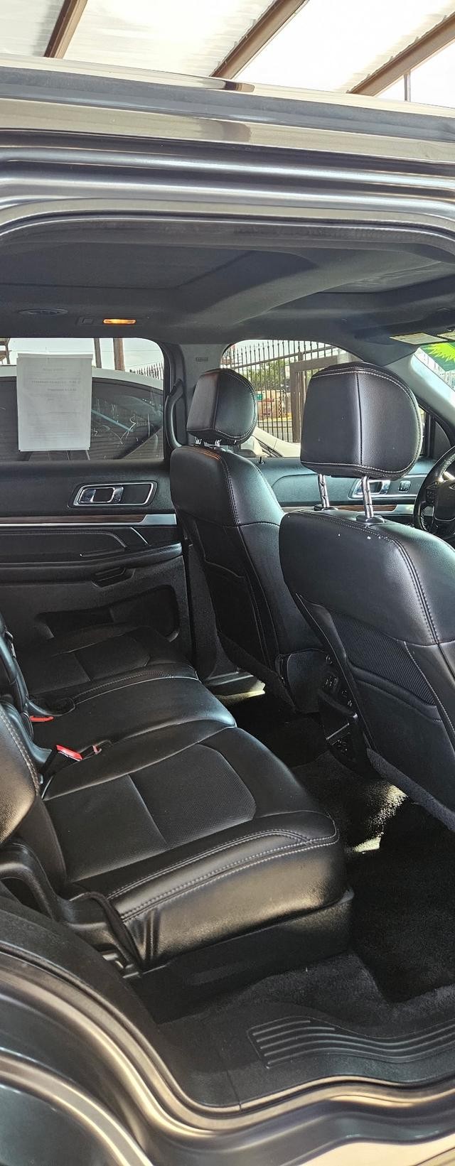 Ford Explorer Vehicle Full-screen Gallery Image 9