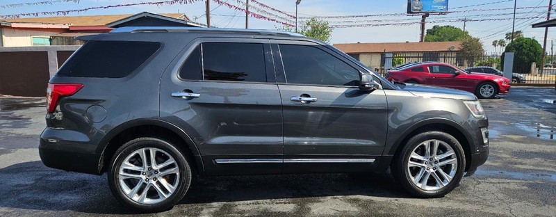 Ford Explorer Vehicle Full-screen Gallery Image 4