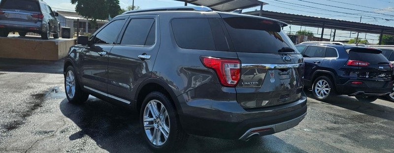 Ford Explorer Vehicle Full-screen Gallery Image 5