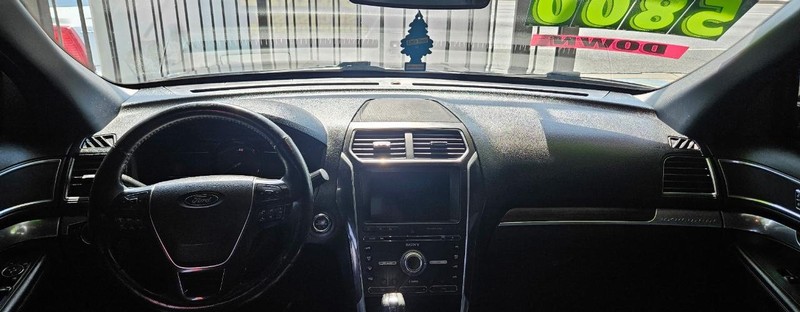 Ford Explorer Vehicle Full-screen Gallery Image 8