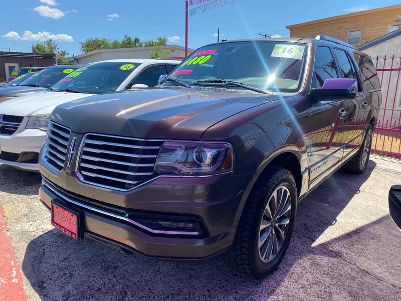 Lincoln Navigator L Vehicle Full-screen Gallery Image 2