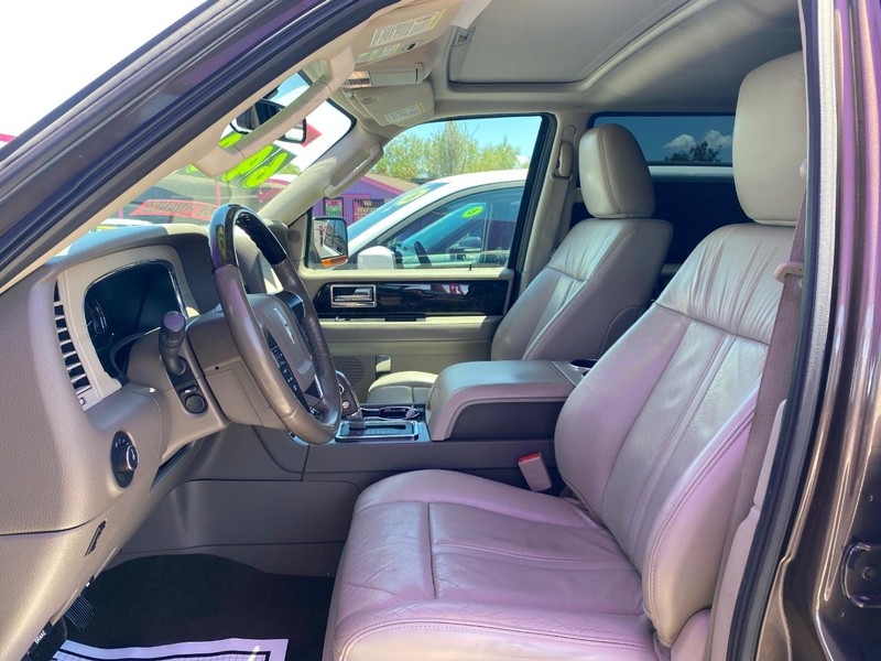 Lincoln Navigator L Vehicle Full-screen Gallery Image 3