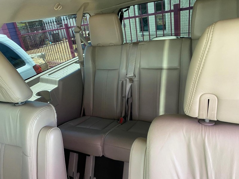 Lincoln Navigator L Vehicle Full-screen Gallery Image 5