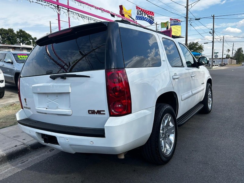 GMC Yukon Vehicle Full-screen Gallery Image 3