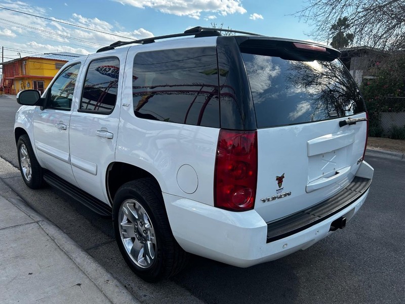 GMC Yukon Vehicle Full-screen Gallery Image 4