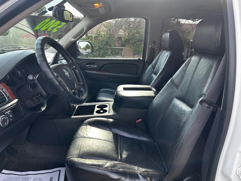 GMC Yukon Vehicle Full-screen Gallery Image 5