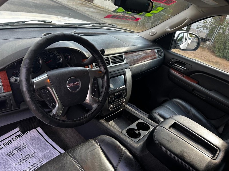 GMC Yukon Vehicle Full-screen Gallery Image 6