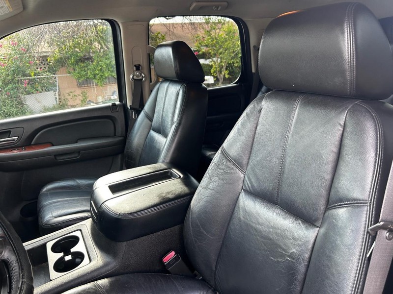 GMC Yukon Vehicle Full-screen Gallery Image 7