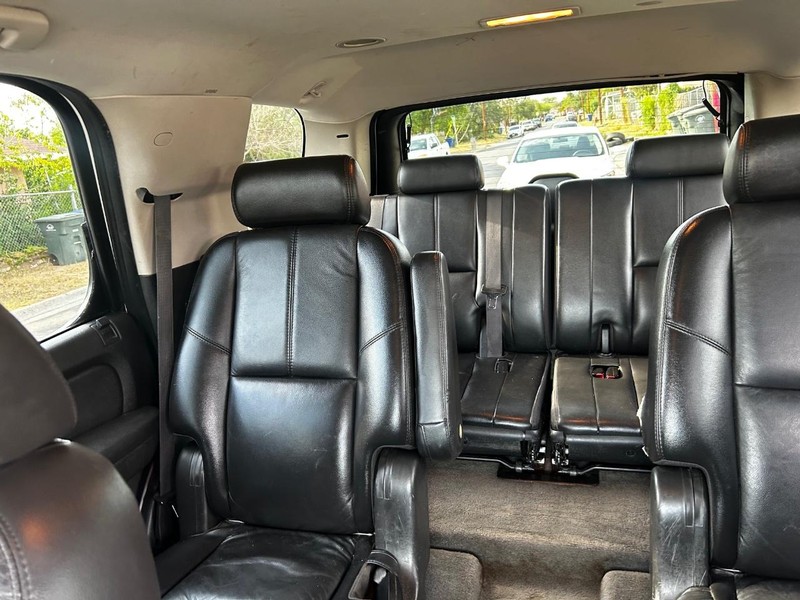 GMC Yukon Vehicle Full-screen Gallery Image 8