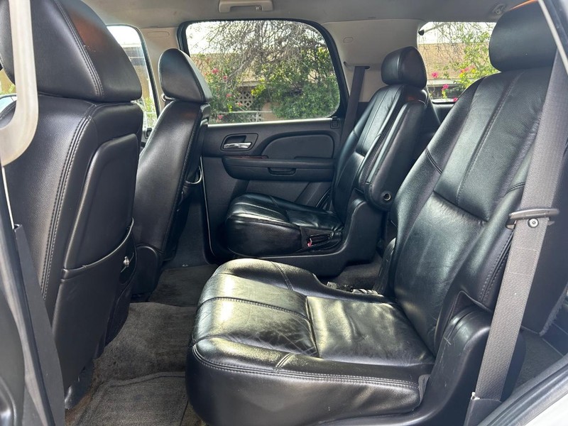 GMC Yukon Vehicle Full-screen Gallery Image 9