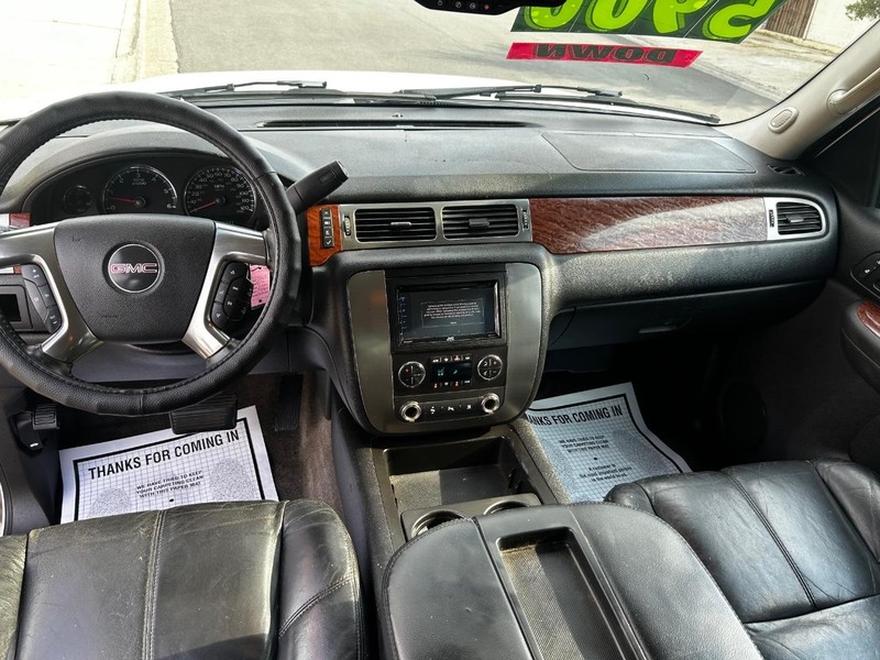 GMC Yukon Vehicle Full-screen Gallery Image 10