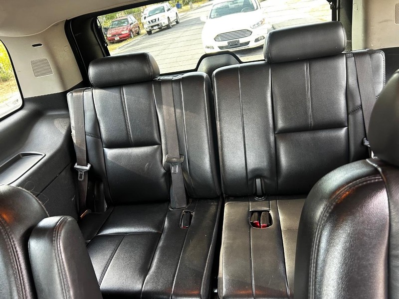 GMC Yukon Vehicle Full-screen Gallery Image 11