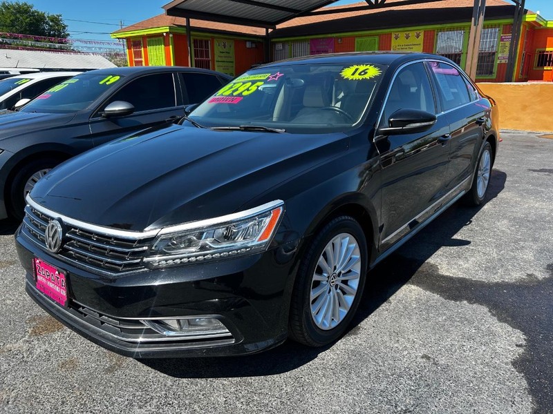 Volkswagen Passat Vehicle Full-screen Gallery Image 2