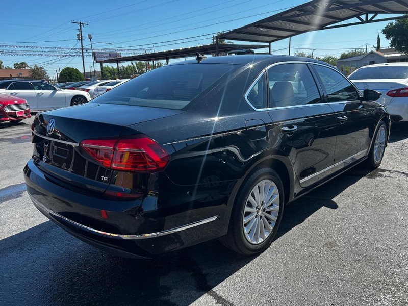 Volkswagen Passat Vehicle Full-screen Gallery Image 3