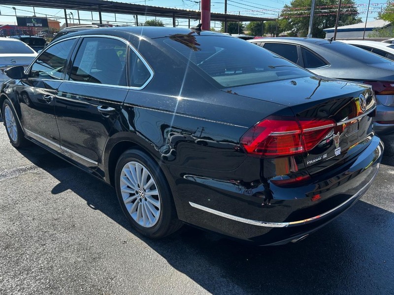 Volkswagen Passat Vehicle Full-screen Gallery Image 4