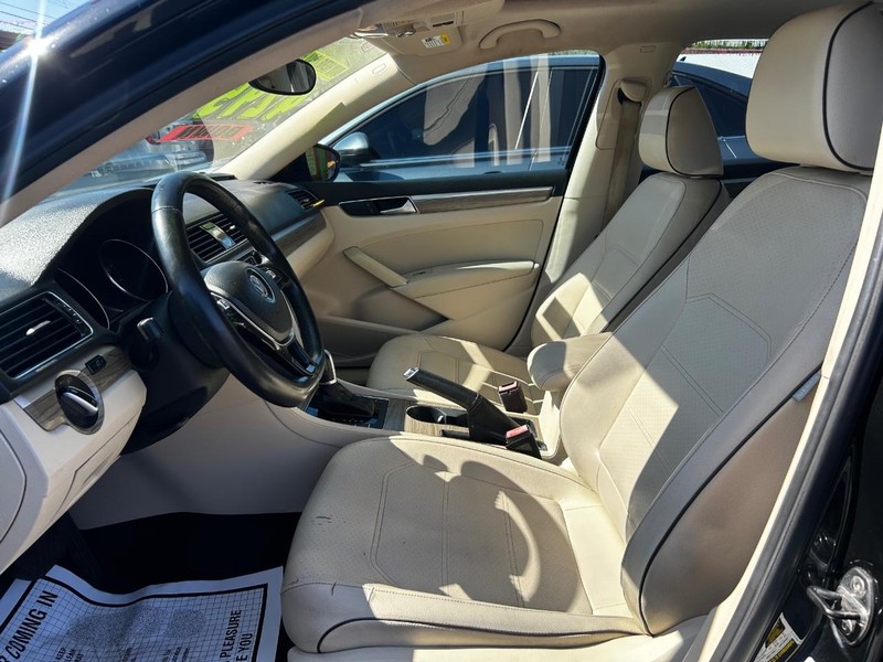 Volkswagen Passat Vehicle Full-screen Gallery Image 5