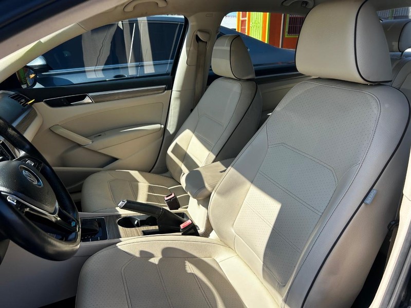 Volkswagen Passat Vehicle Full-screen Gallery Image 6