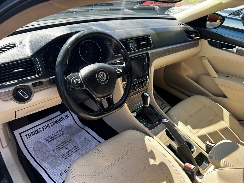 Volkswagen Passat Vehicle Full-screen Gallery Image 7